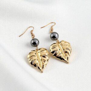 Monstera Leaf Pearl earrings